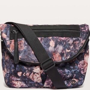 Lululemon Festival Bag 5L Frosted Rose Multi / Black
